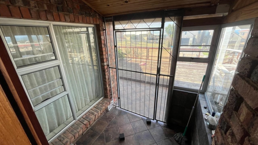 5 Bedroom Property for Sale in Wavecrest Eastern Cape